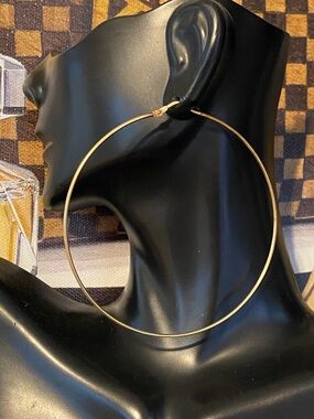 Classic Vintage 18k 750 Yellow Gold 2.75” Large Endless Hoop Earrings!